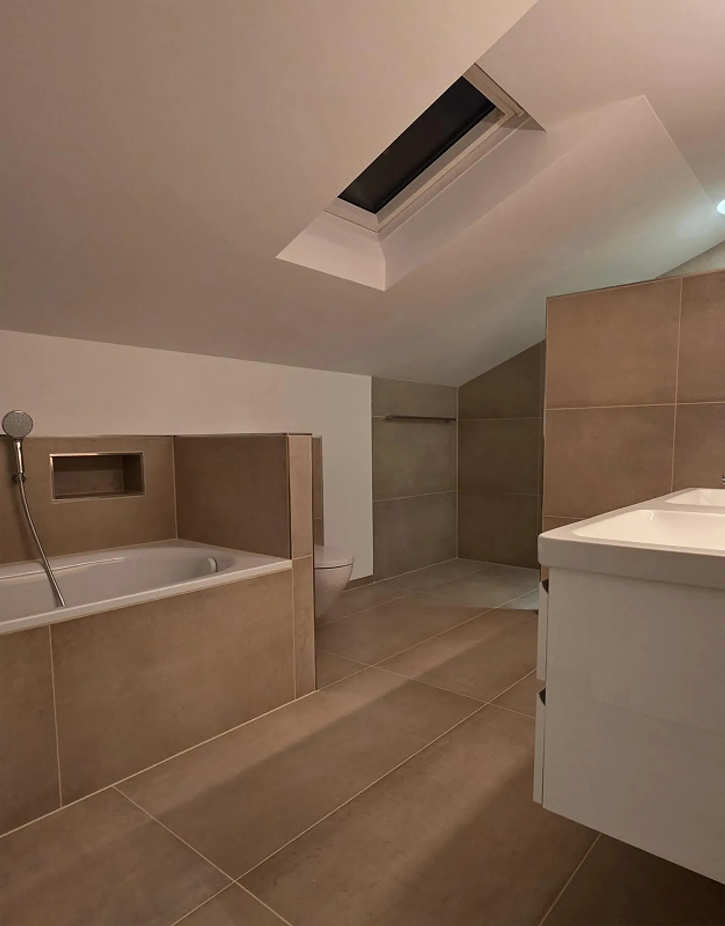 6.5-Room Single-Family House with Charm: First Occupancy after Renovation - Photo 4 of 7