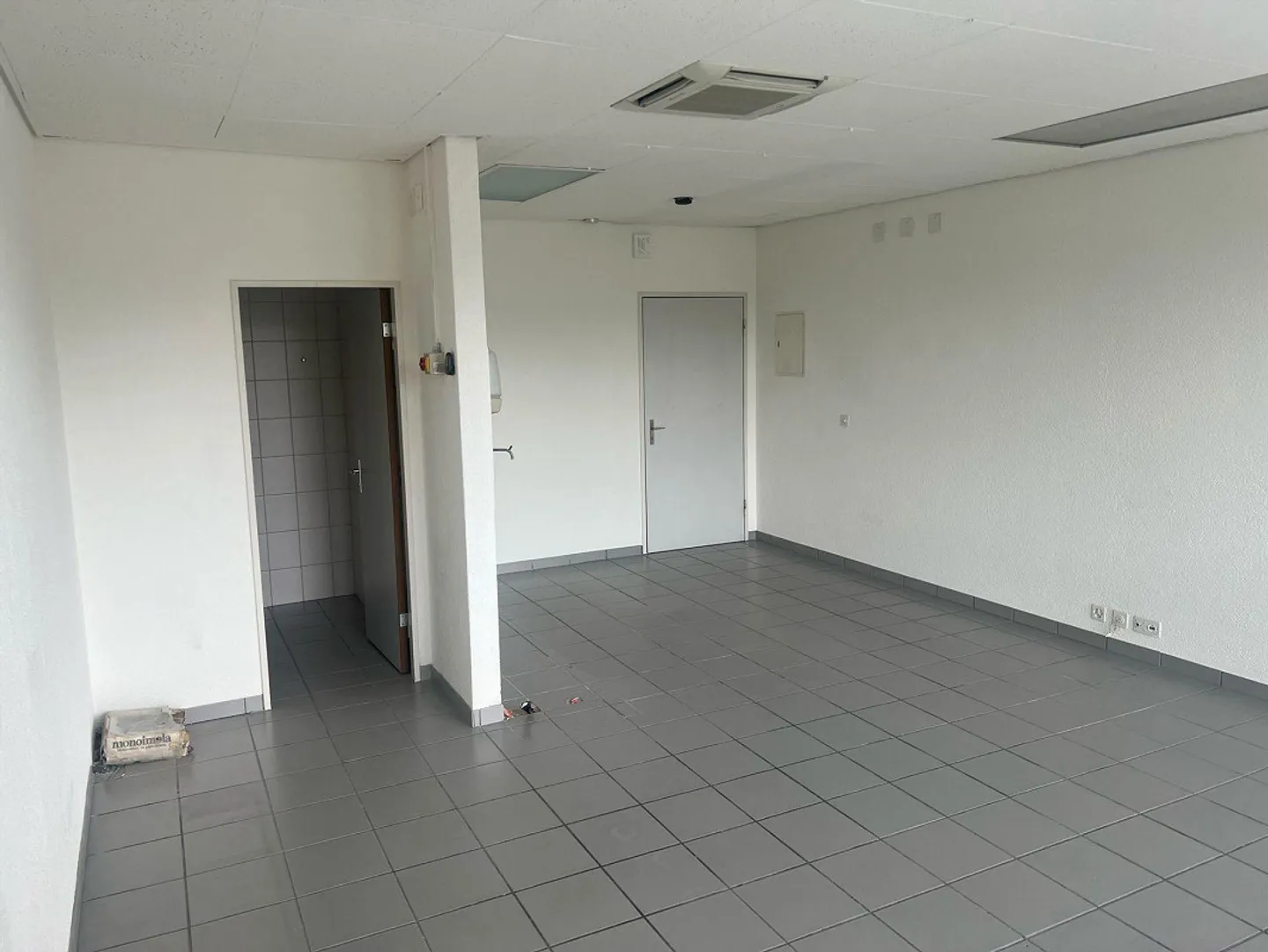 Commercial space for rent in the heart of Füllinsdorf - Photo 2 of 6