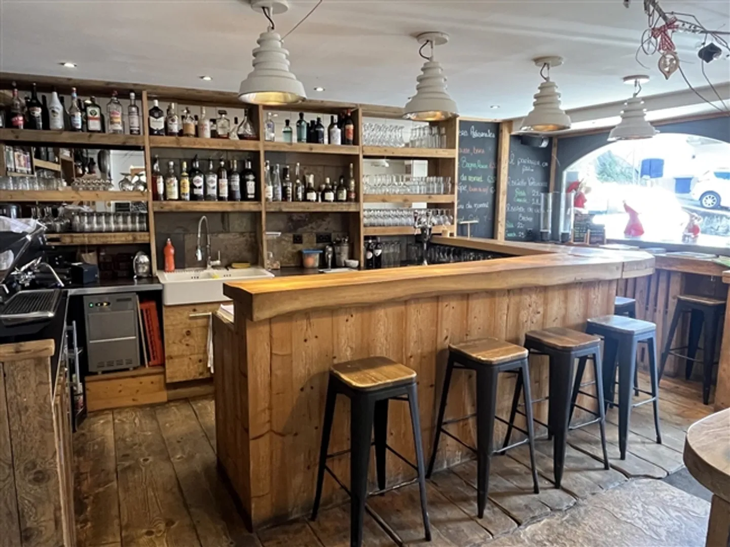 Beautiful building with 4 apartments + restaurant - Photo 20 of 20