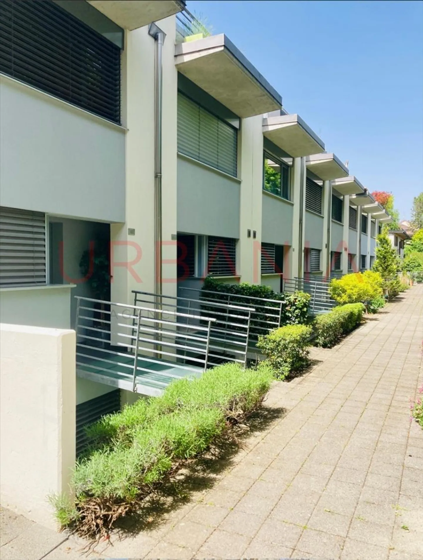 Angrenzende Villa mit 6 Zimmern, darunter 4 Schlafzimmer - 157 m² Wohnfläche - Foto 3 von 13