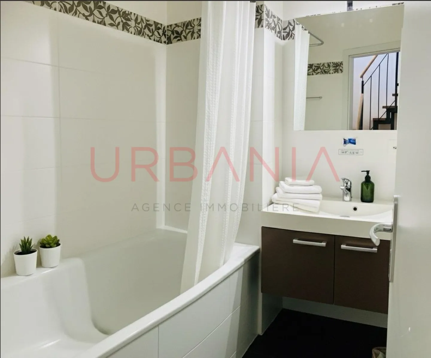 Angrenzende Villa mit 6 Zimmern, darunter 4 Schlafzimmer - 157 m² Wohnfläche - Foto 12 von 13