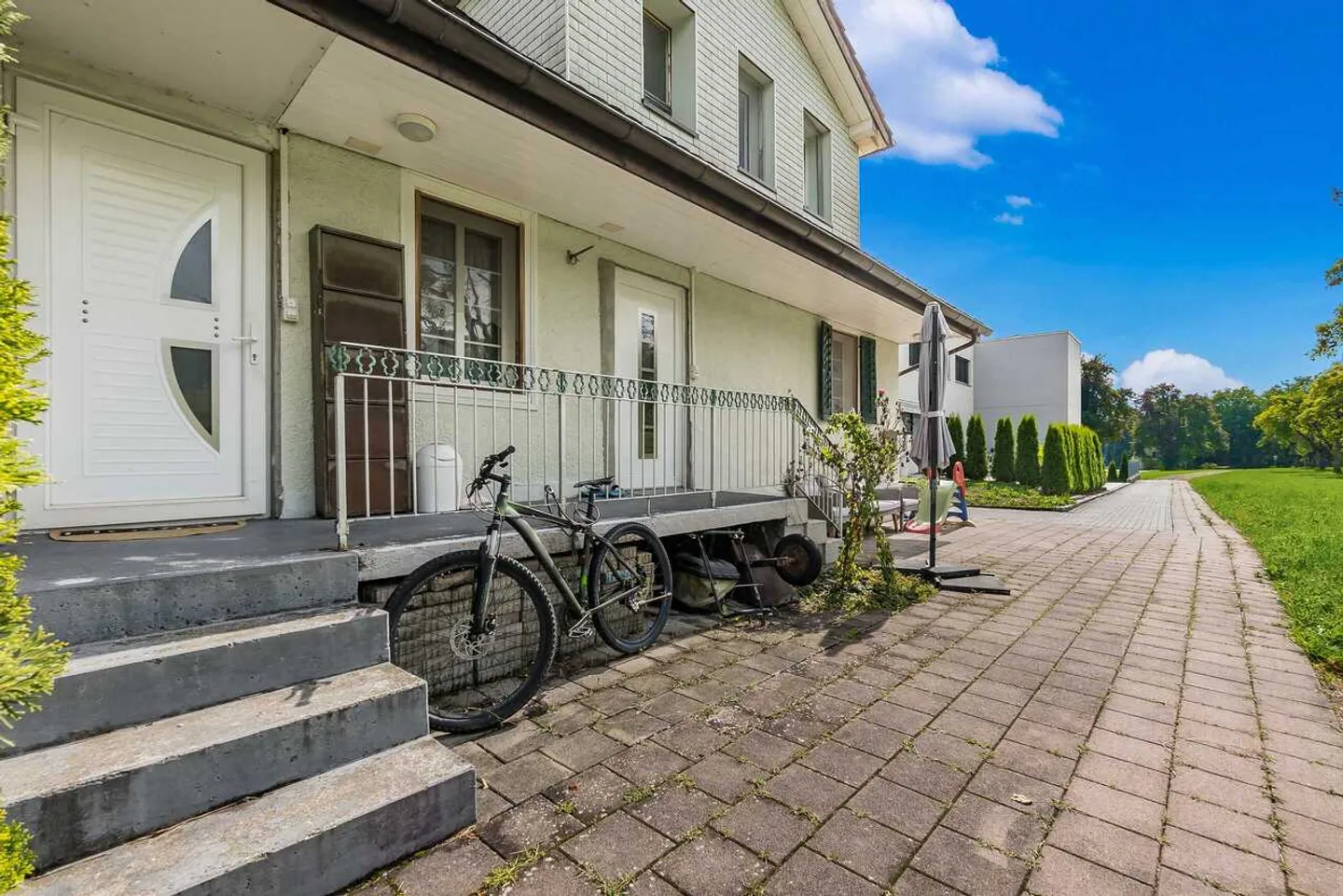 Maison bi-familiale avec jardin et 4 places de parking à Reinach AG - Photo 3 sur 13