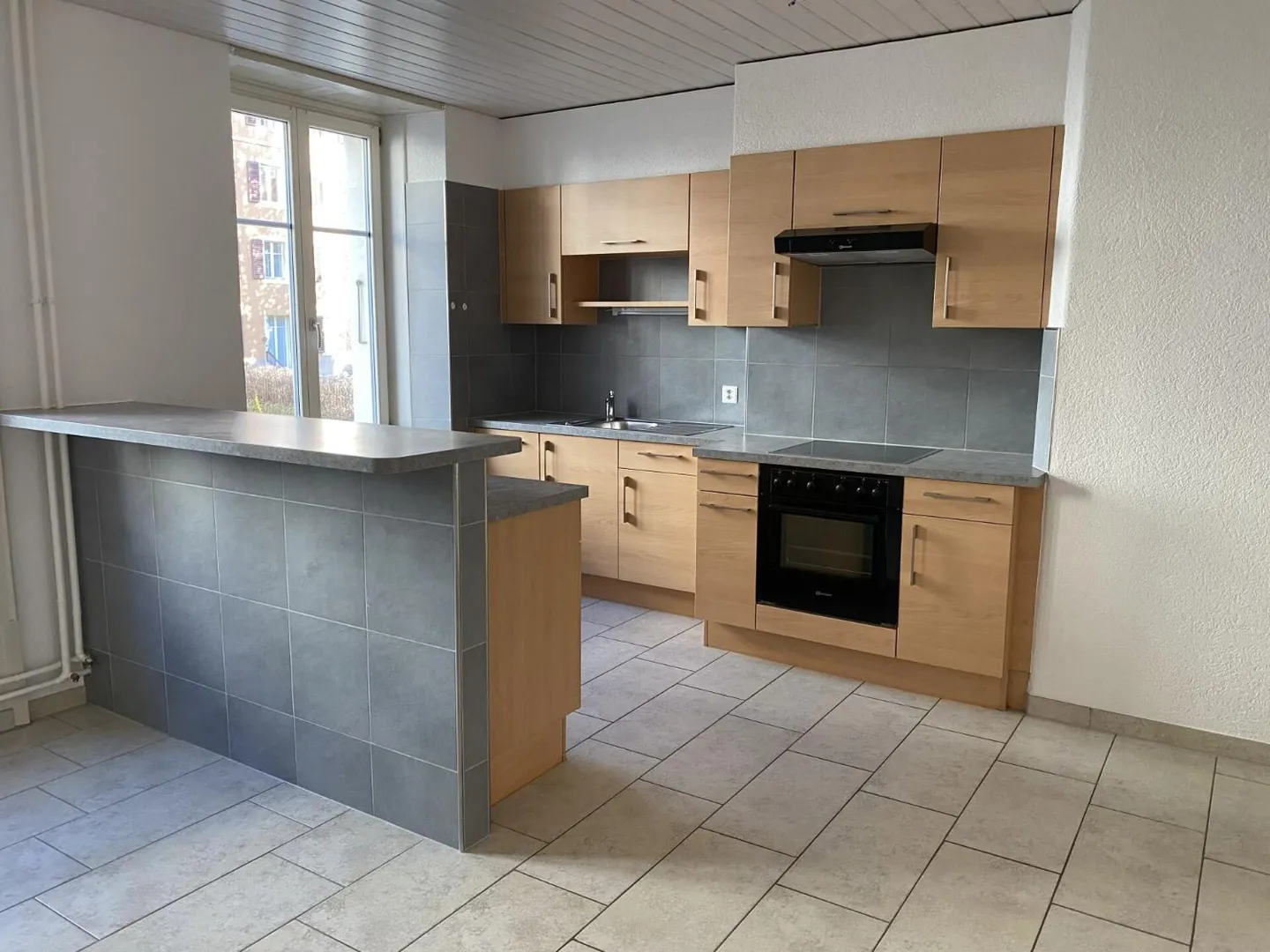 St-Imier, appartement lumineux de 2,5 pièces au 1er étage - Photo 2 sur 9