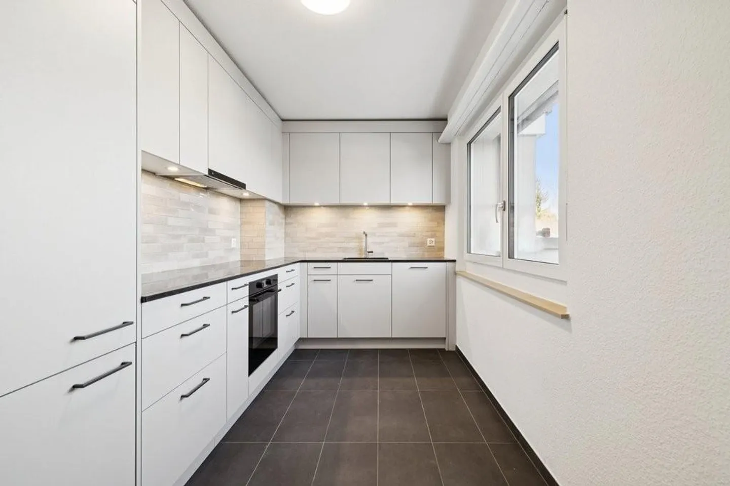 Appartement en attique lumineux avec terrasse ensoleillée - Photo 2 sur 7