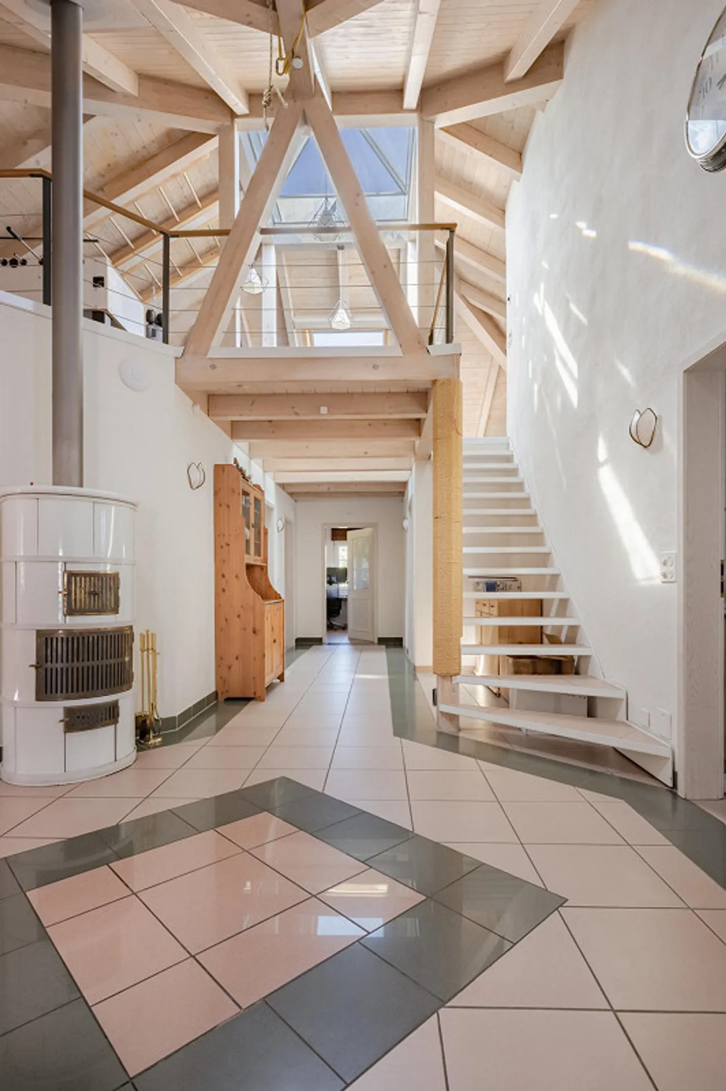 Two-Generation House with Commercial Space in Steffisburg - Photo 2 of 19