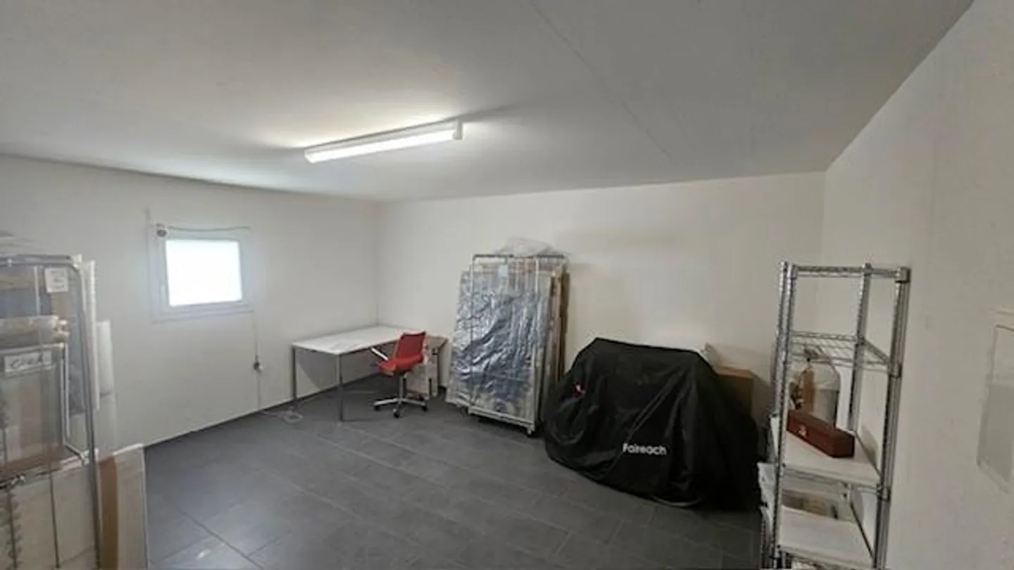 SPACIOUS DEPOSIT / VAULT - Photo 2 of 4