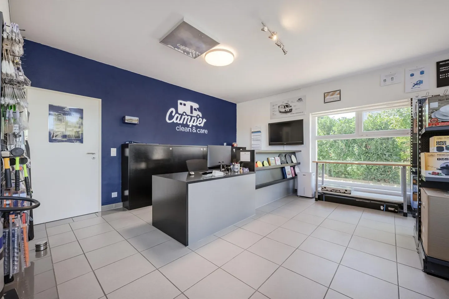 Two-Generation House with Commercial Space in Steffisburg - Photo 13 of 19