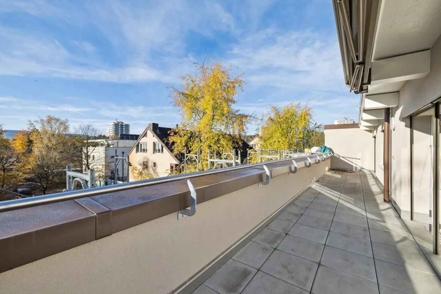 Appartement en attique lumineux avec terrasse ensoleillée - Photo 6 sur 7