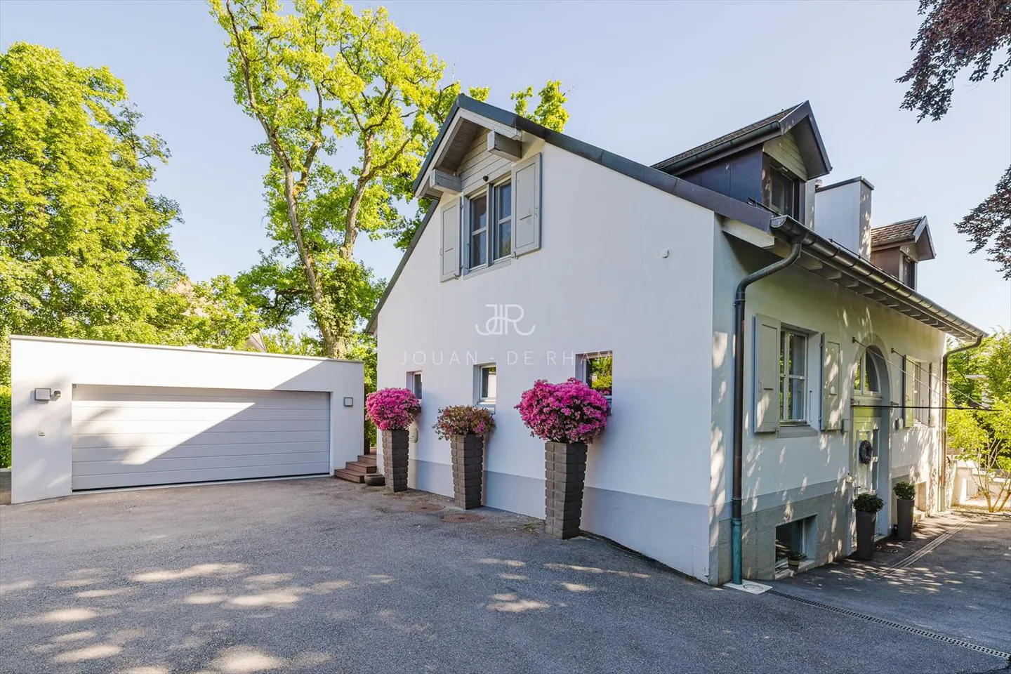 Elegance and Serenity / Renovated Detached Villa with Pool - Photo 1 of 11