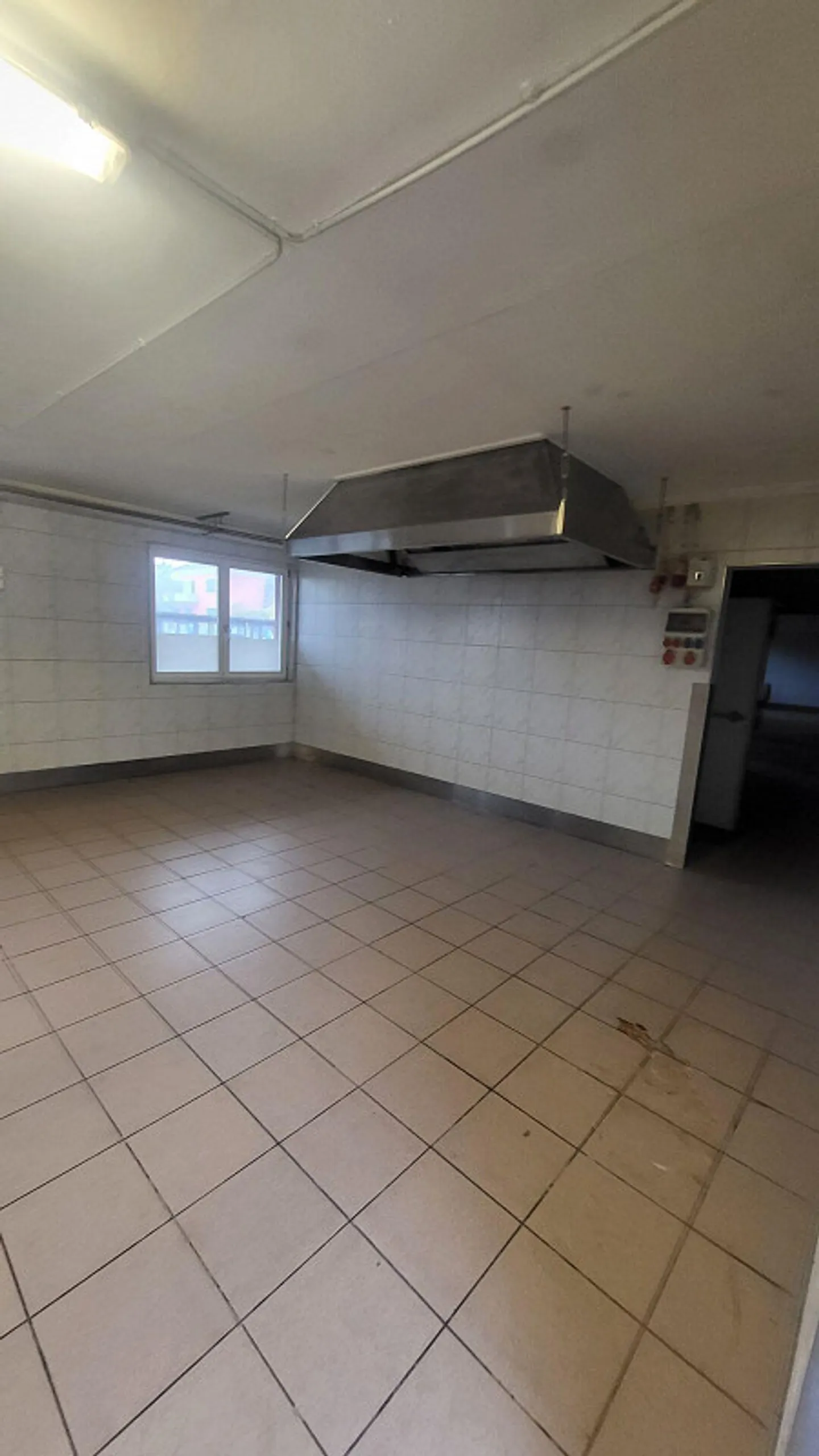 Aree di stoccaggio centrali direttamente alla stazione ferroviaria di Seebach - divisibili in modo flessibile - Foto 2 di 7