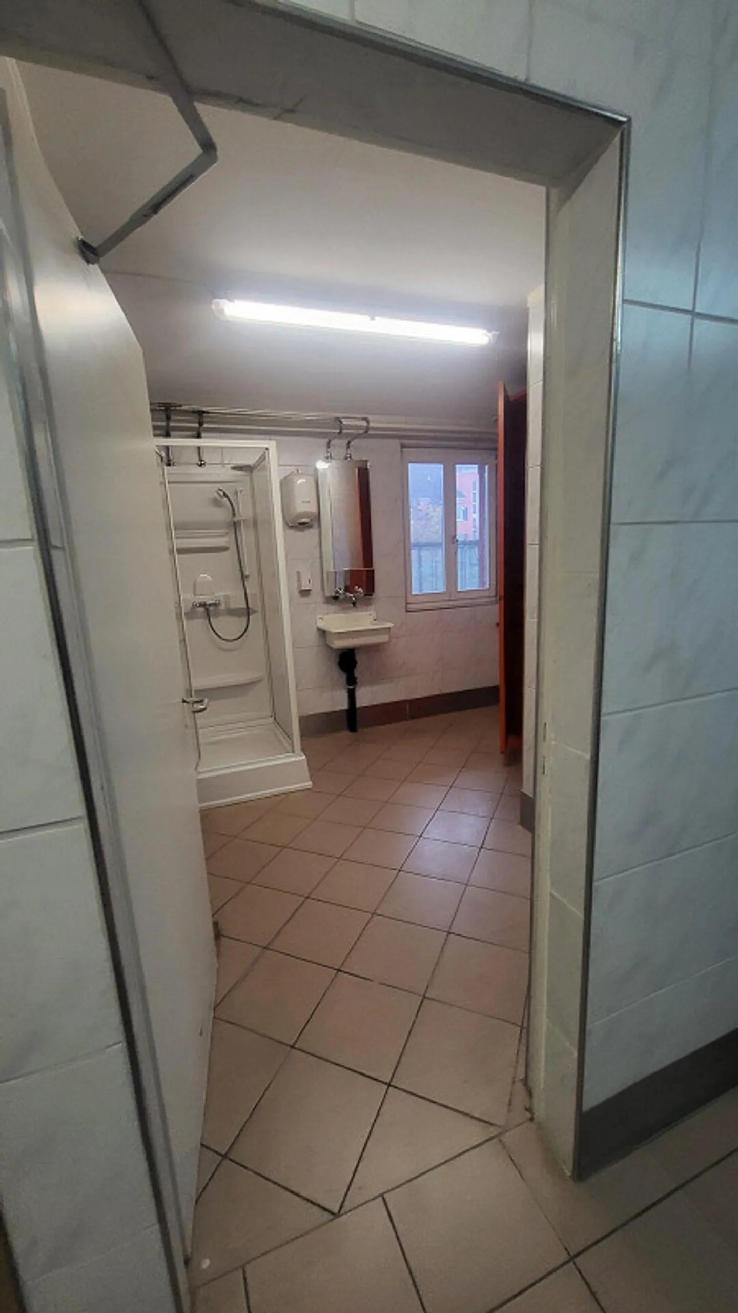 Aree di stoccaggio centrali direttamente alla stazione ferroviaria di Seebach - divisibili in modo flessibile - Foto 4 di 7