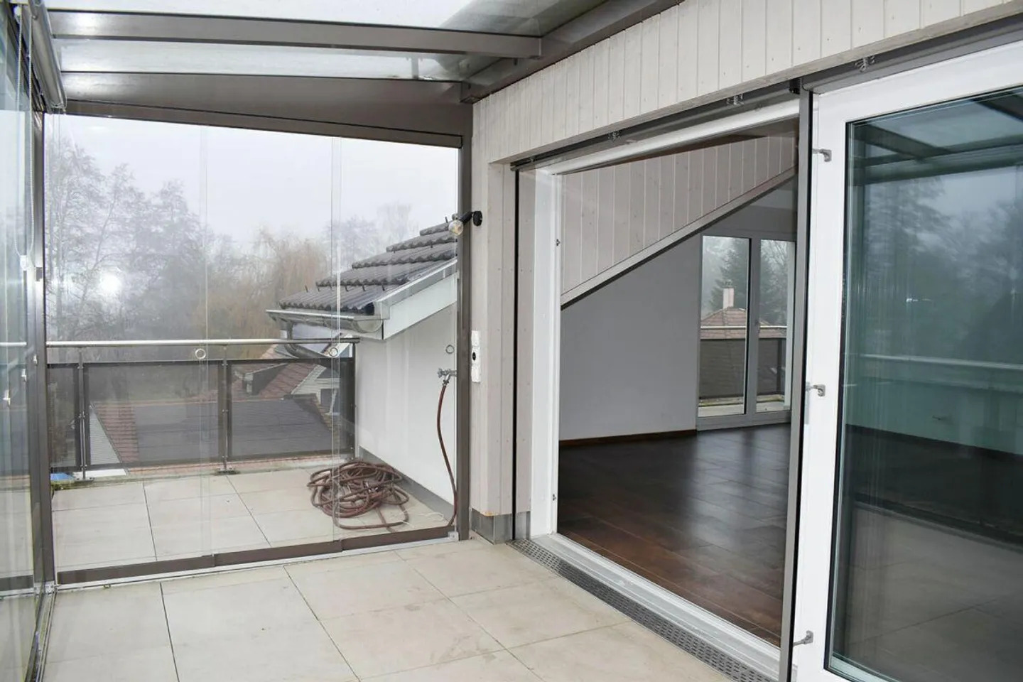 Appartement sous les combles de 3,5 pièces avec une vue magnifique sur le lac ! - Photo 5 sur 13