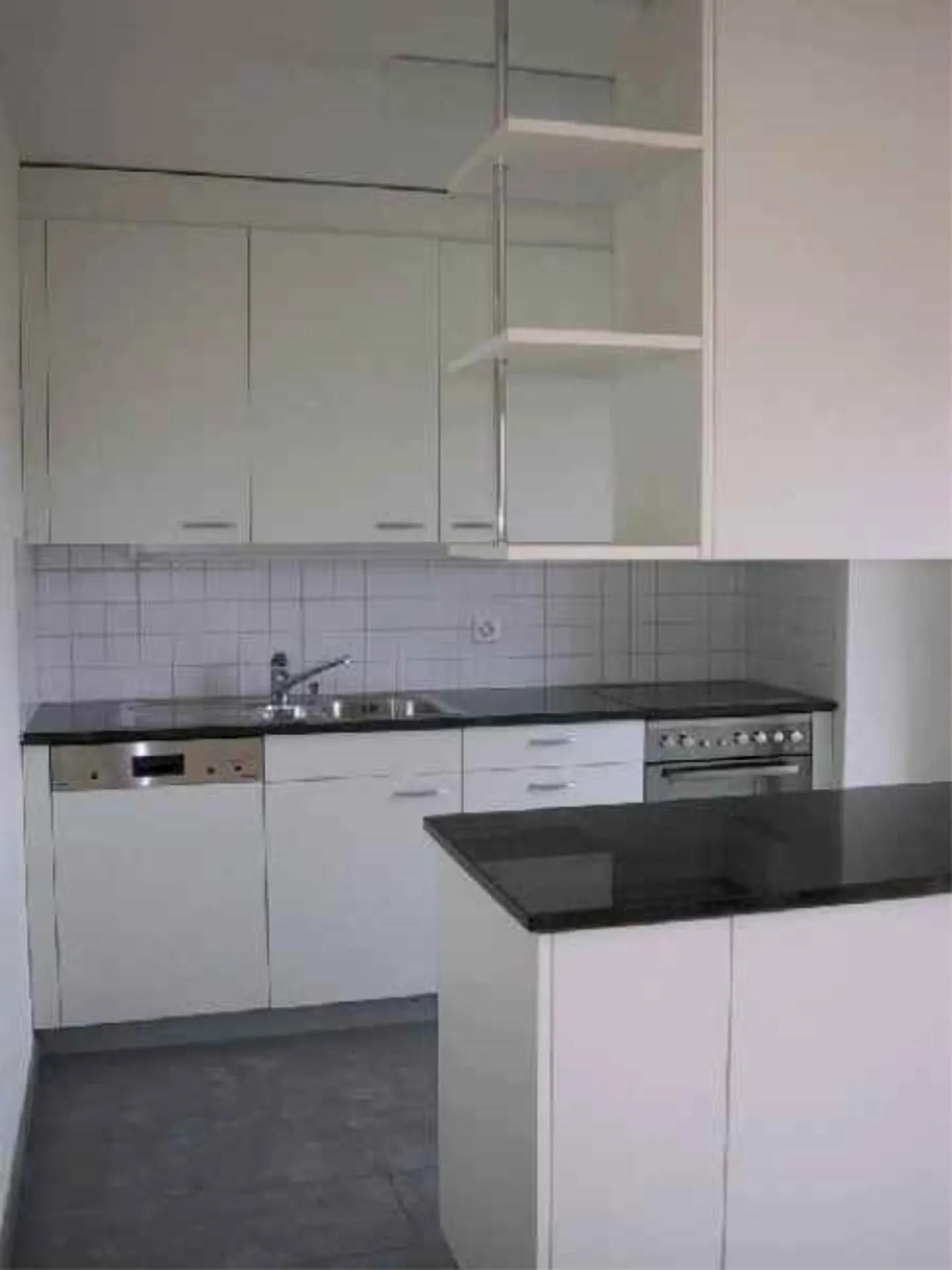 Modern apartment with balcony - Photo 2 of 3