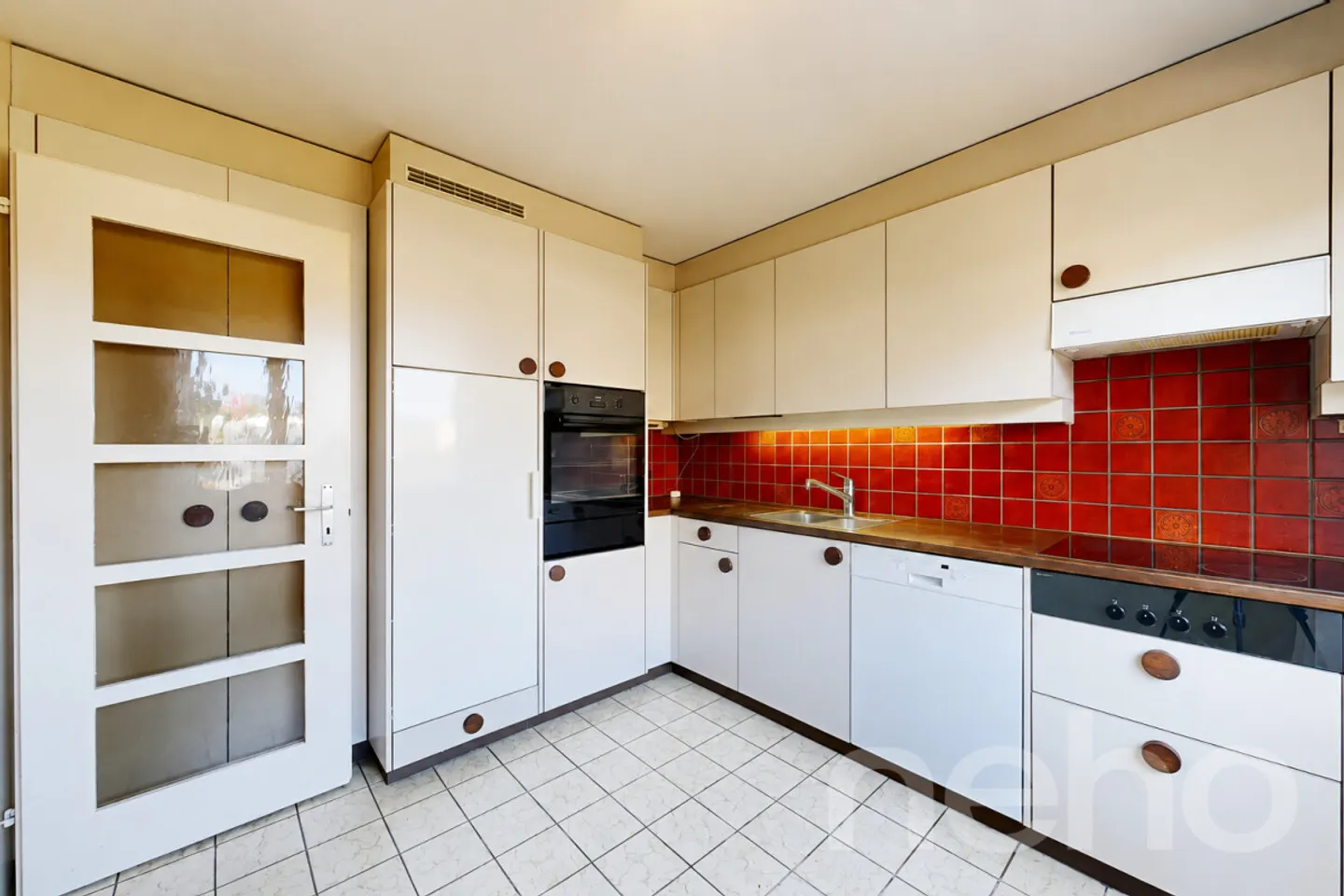 Semi-Detached House with Garden and Great Design Potential - Photo 5 of 12