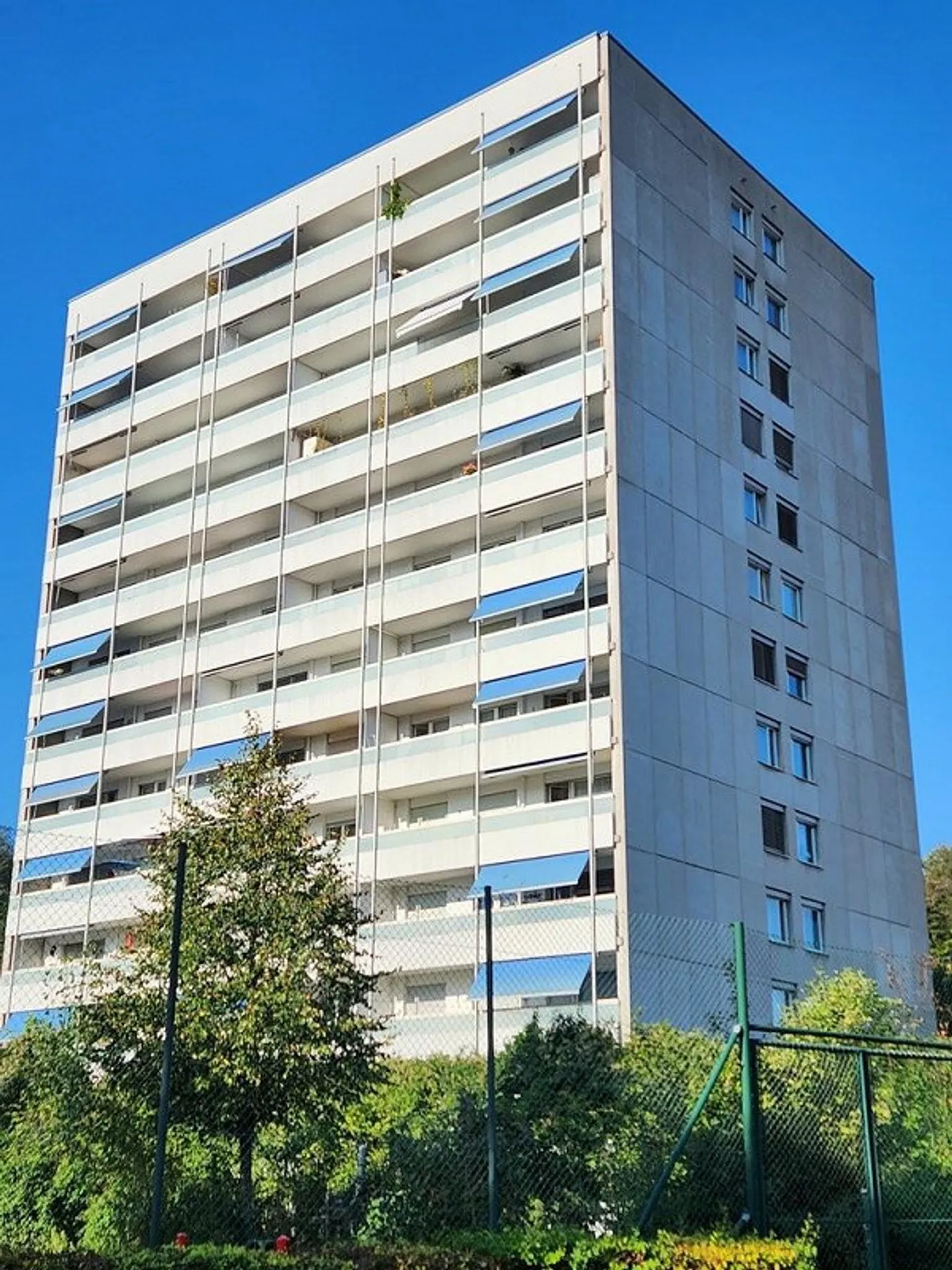 Appartement rénové de 3,5 pièces avec vue sur Pratteln - Photo 1 sur 4