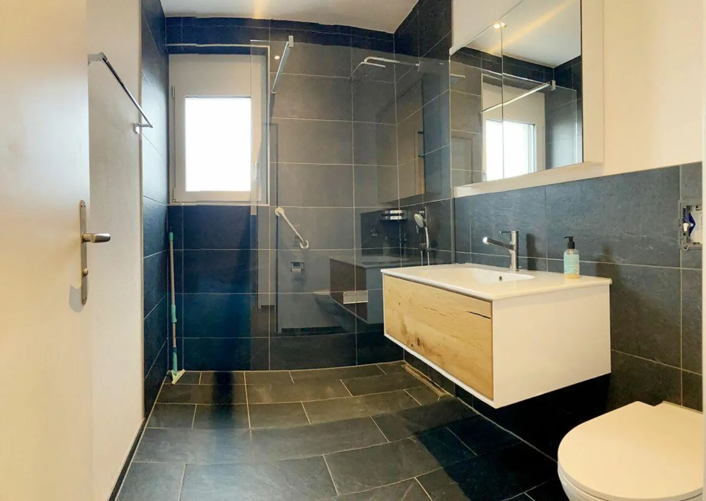 Appartement sous les combles de 3,5 pièces avec une vue magnifique sur le lac ! - Photo 9 sur 13