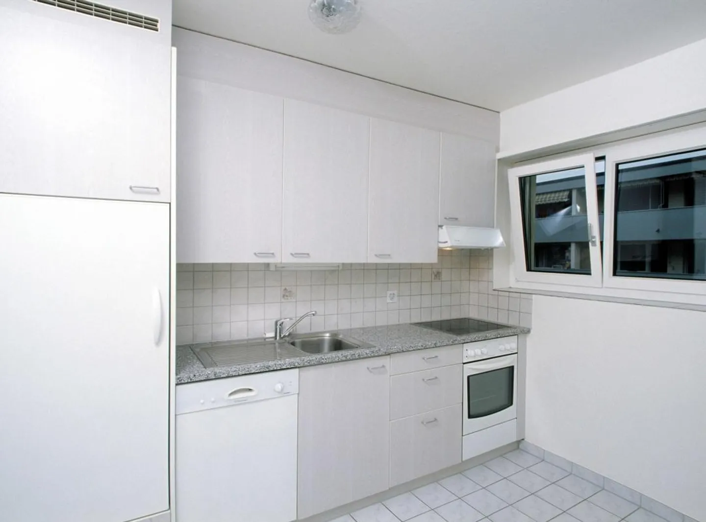 Renovated 3-room apartment in the back building near the university hospital - Photo 3 of 6