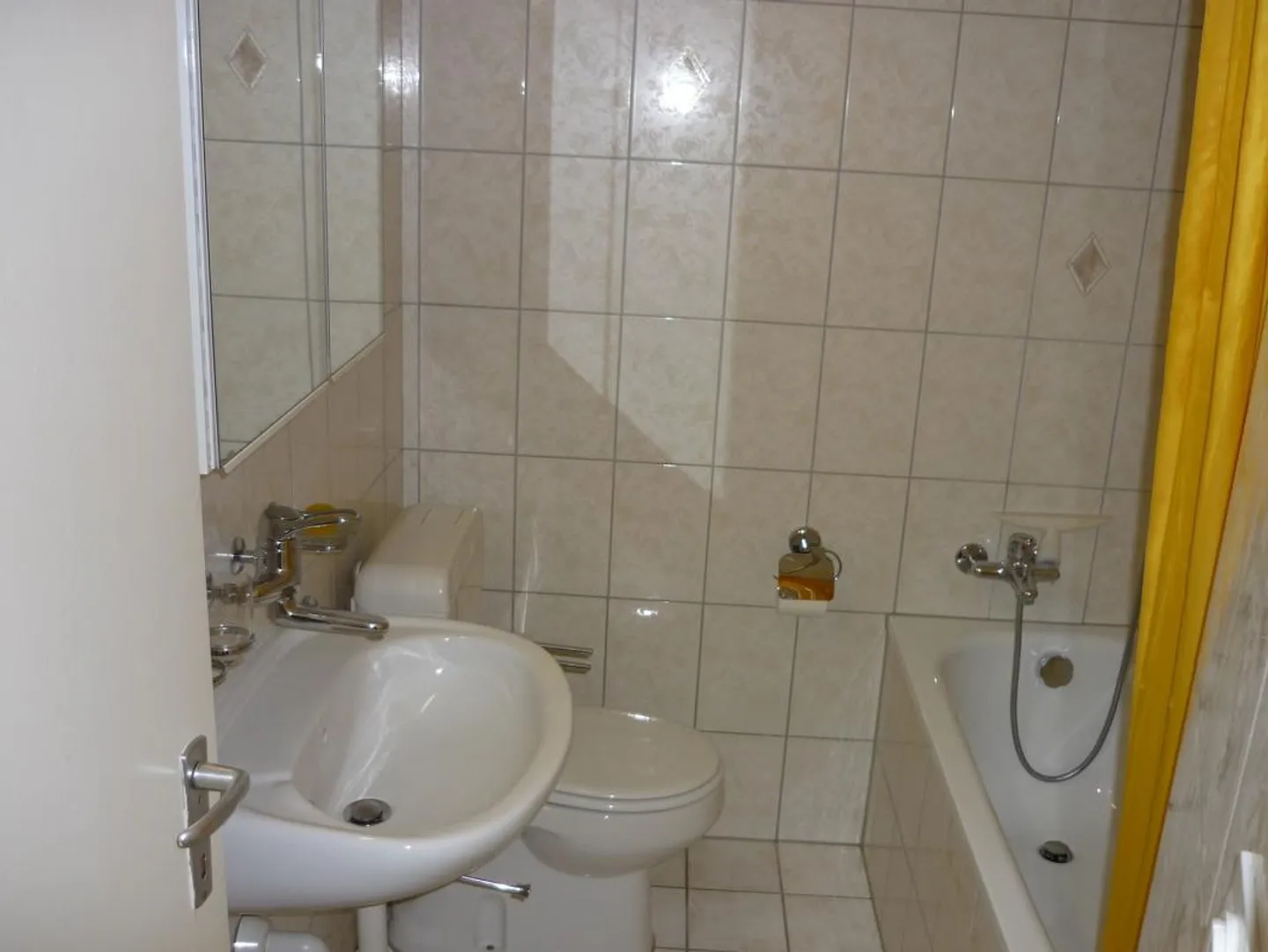 Renovated 3-room apartment in the back building near the university hospital - Photo 4 of 6