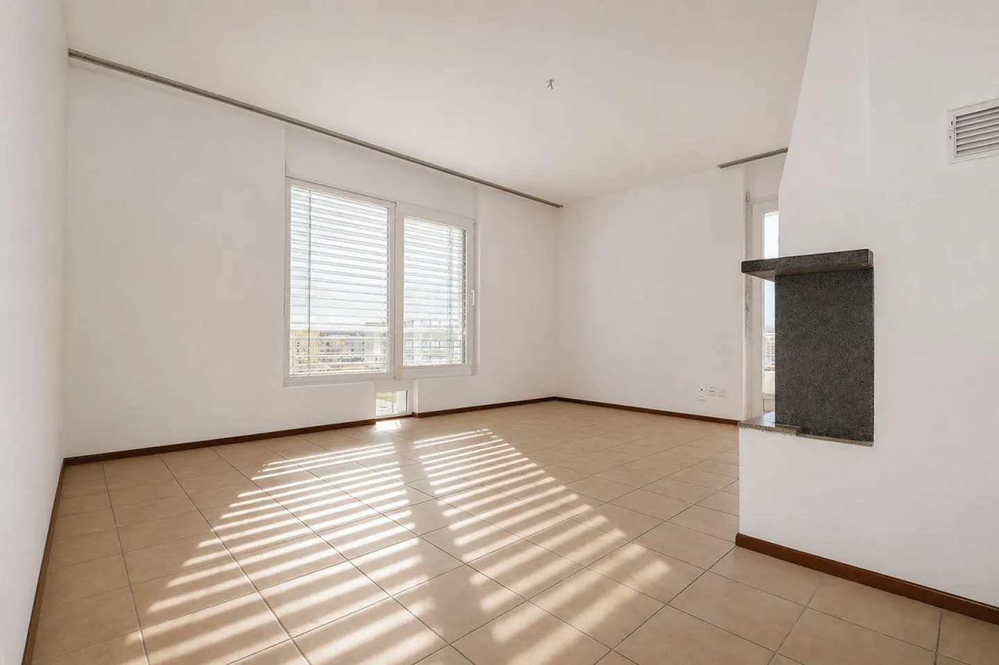 Appartement spacieux de 4,5 pièces dans un emplacement stratégique et une orientation optimale - Photo 2 sur 7