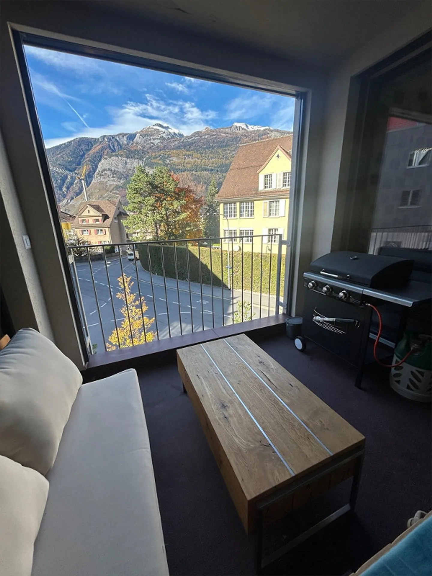 Modern 2.5-room apartment with loggia and mountain view near the train station - Photo 1 of 7