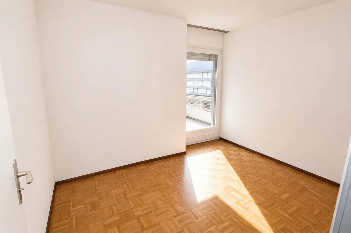 Appartement spacieux de 4,5 pièces dans un emplacement stratégique et une orientation optimale - Photo 5 sur 7