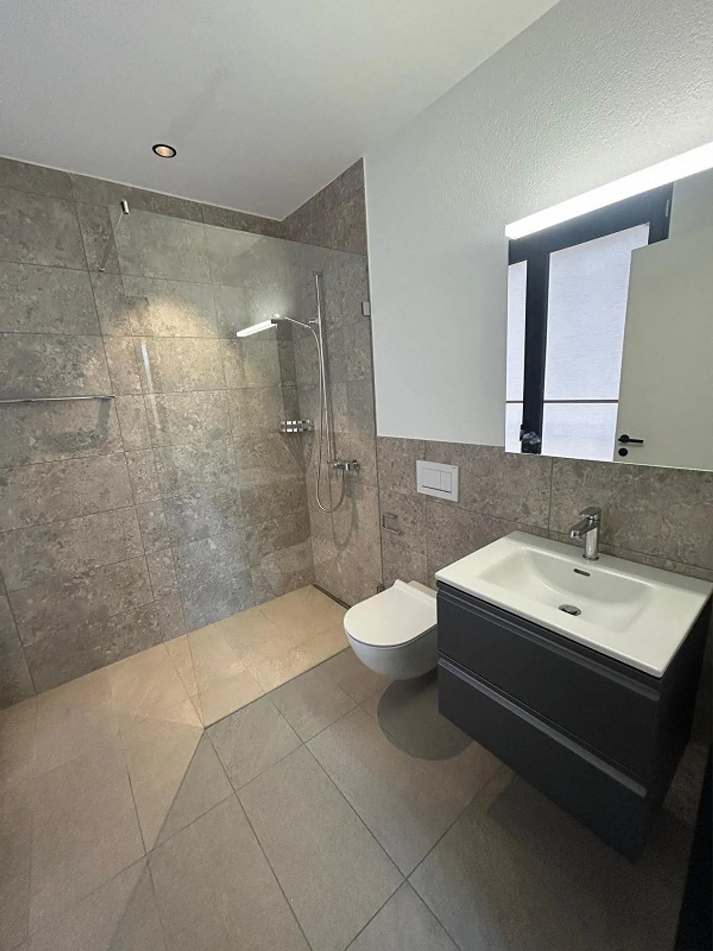 Modern 2.5-room apartment with loggia and mountain view near the train station - Photo 2 of 7