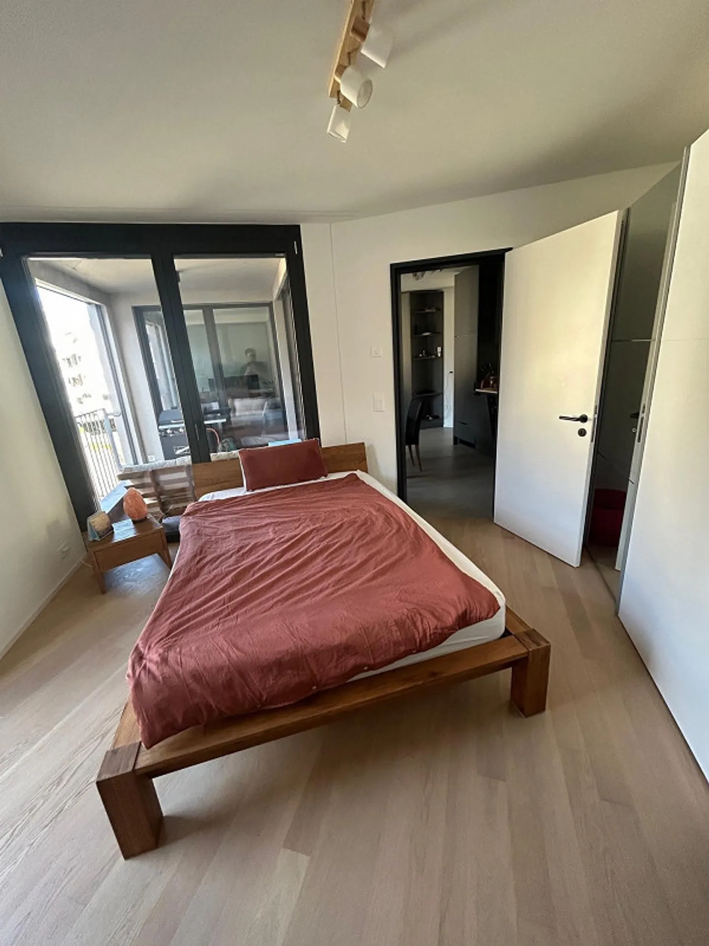 Modern 2.5-room apartment with loggia and mountain view near the train station - Photo 4 of 7