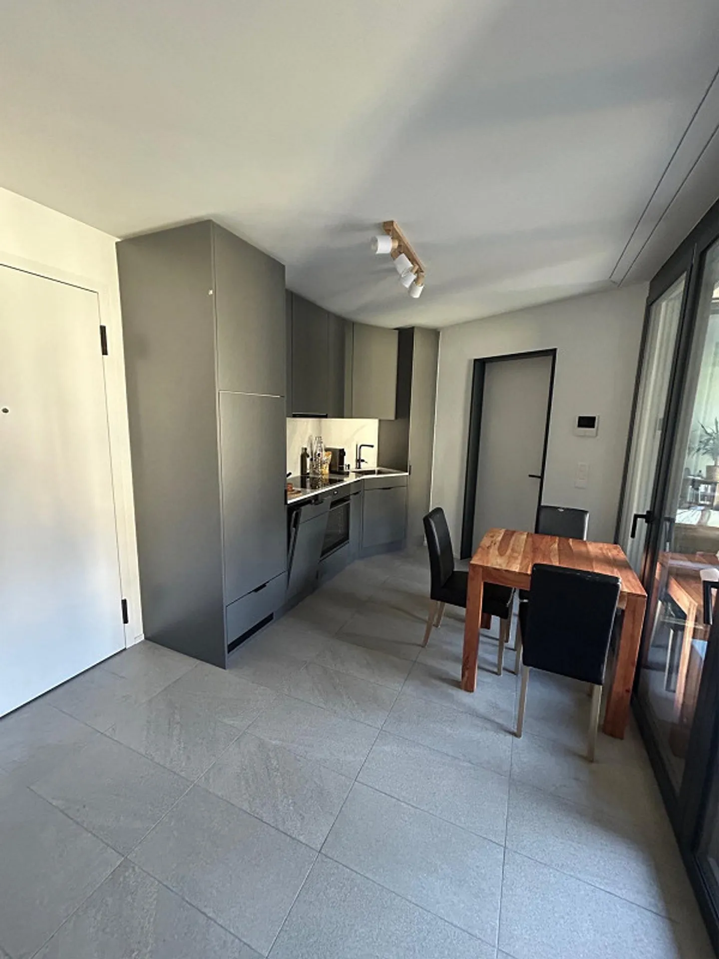 Modern 2.5-room apartment with loggia and mountain view near the train station - Photo 3 of 7