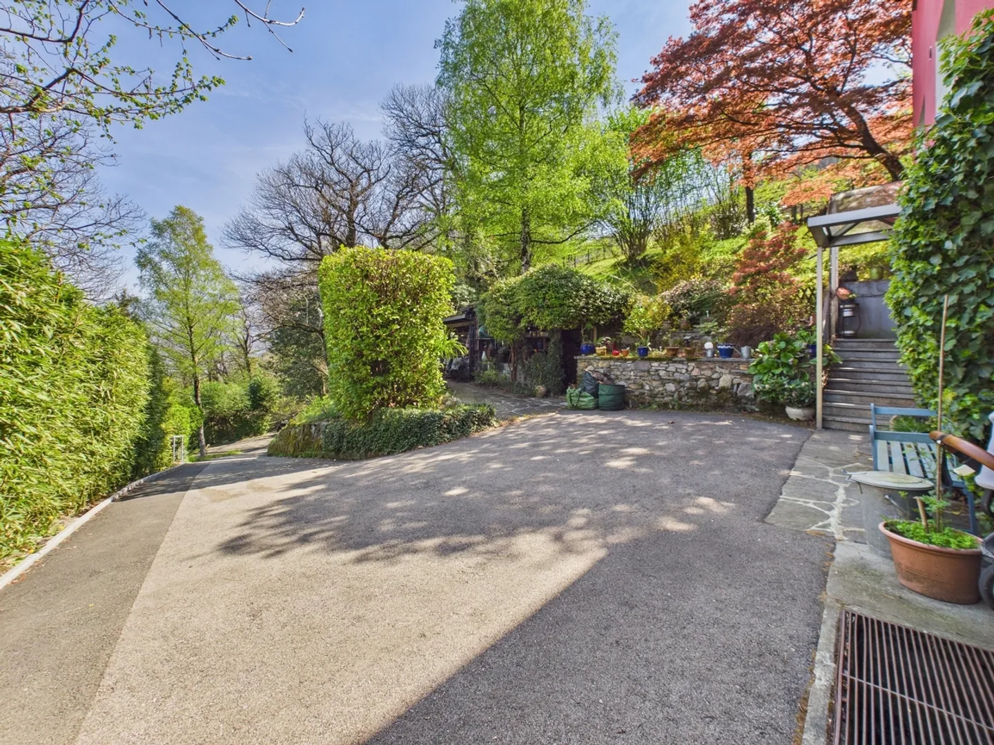Elegant semi-detached villa with 12 rooms and large private park - Photo 1 of 13
