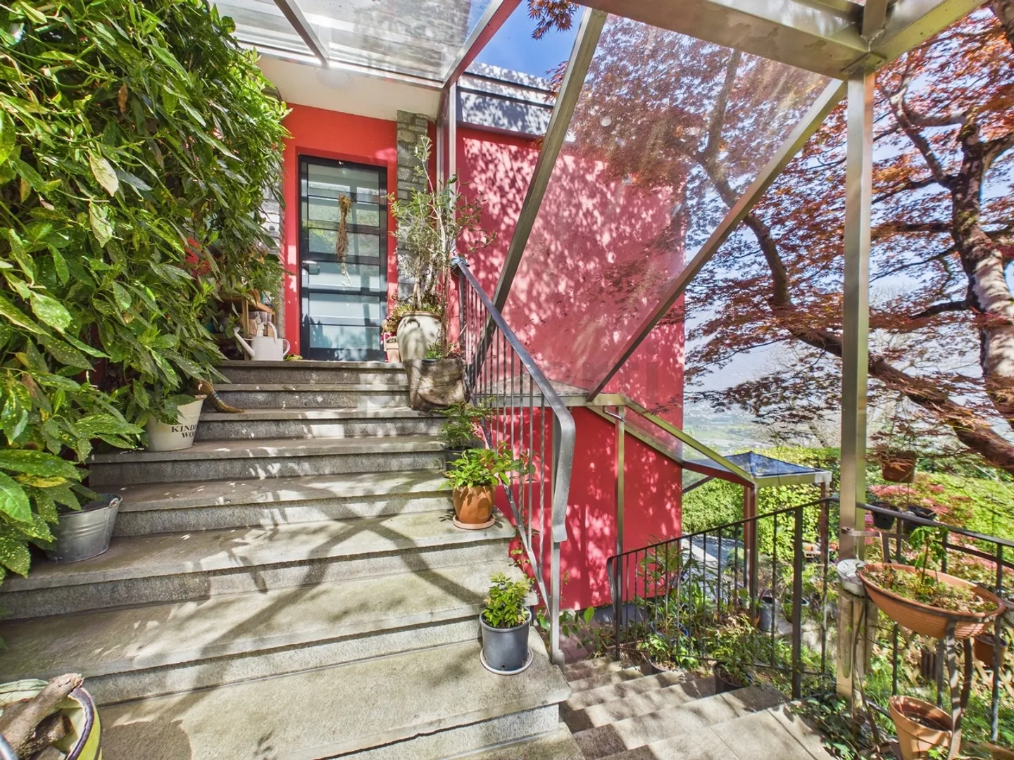 Elegant semi-detached villa with 12 rooms and large private park - Photo 4 of 13