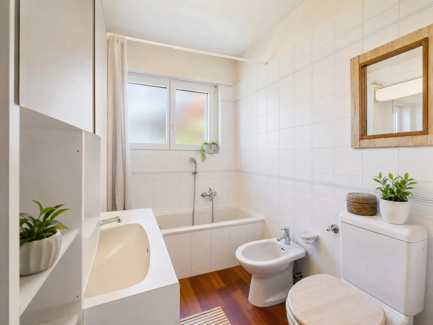 Elegant semi-detached villa with 12 rooms and large private park - Photo 2 of 13