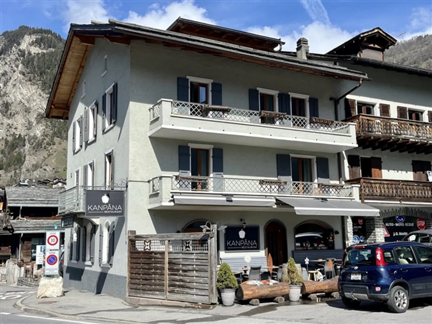 Beautiful building with 4 apartments + restaurant - Photo 1 of 20