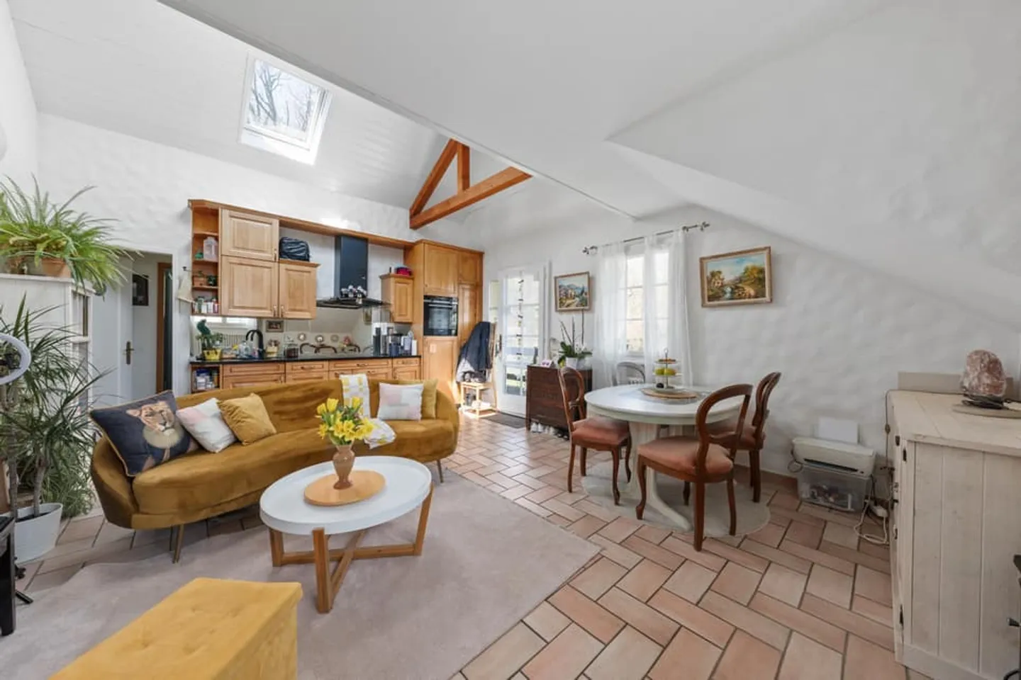 In Co-exclusivity: Spacious Family Home with Adjacent Forest - Photo 10 of 13