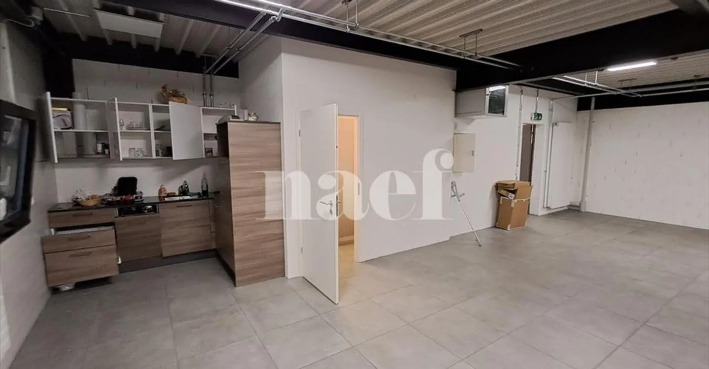 Mixed-use building for rent - Photo 2 of 9