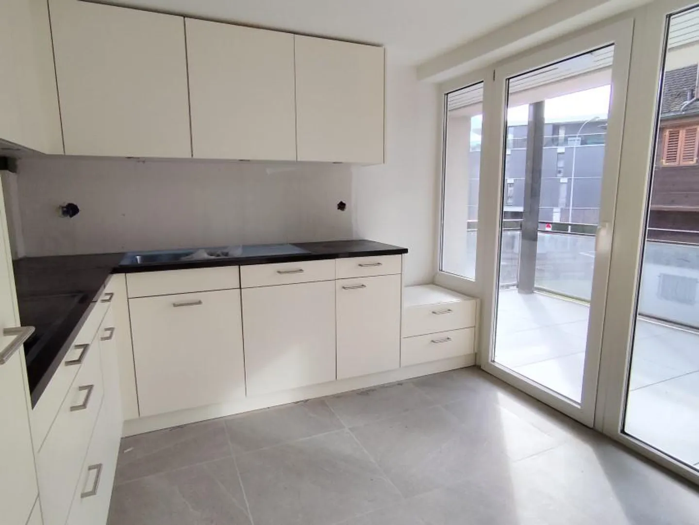 Appartement fraîchement rénové avec grande terrasse - Photo 2 sur 17