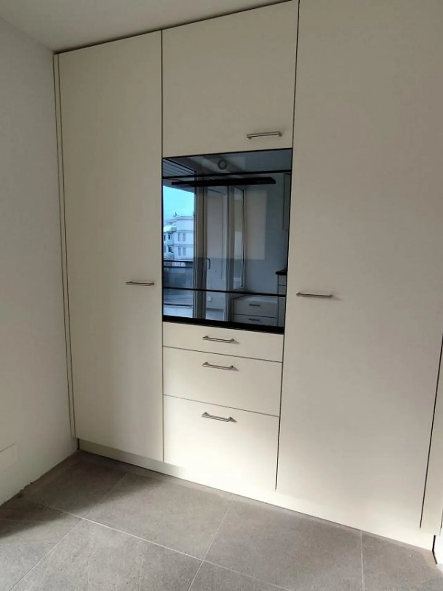 Appartement fraîchement rénové avec grande terrasse - Photo 3 sur 17