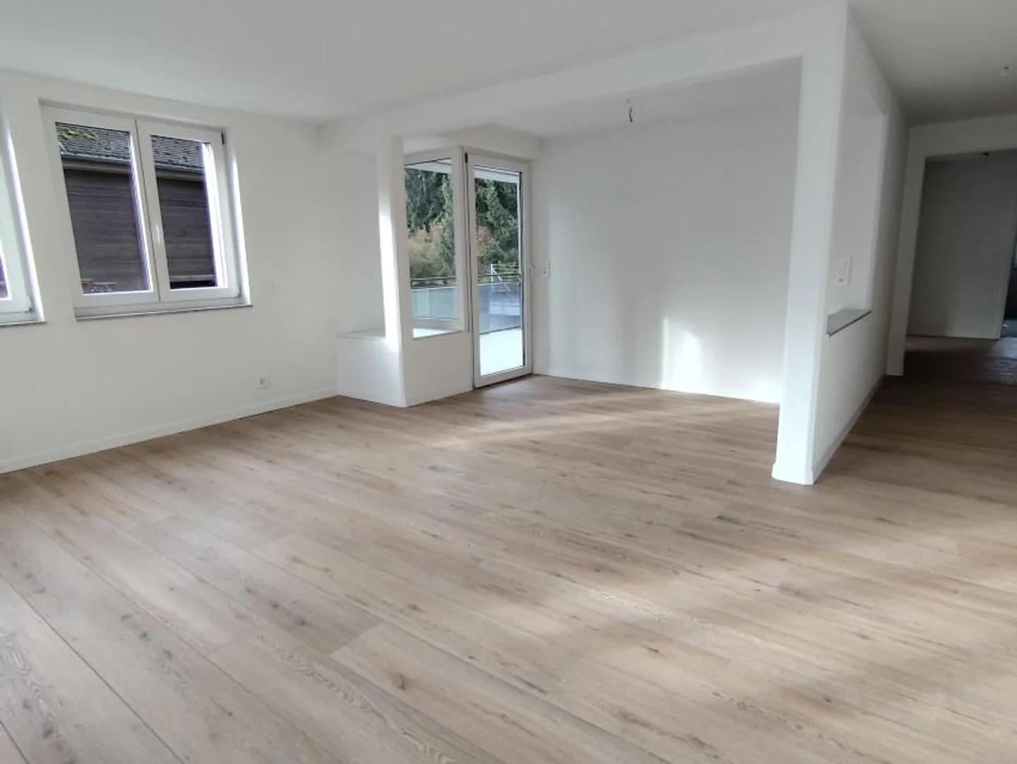 Appartement fraîchement rénové avec grande terrasse - Photo 5 sur 17