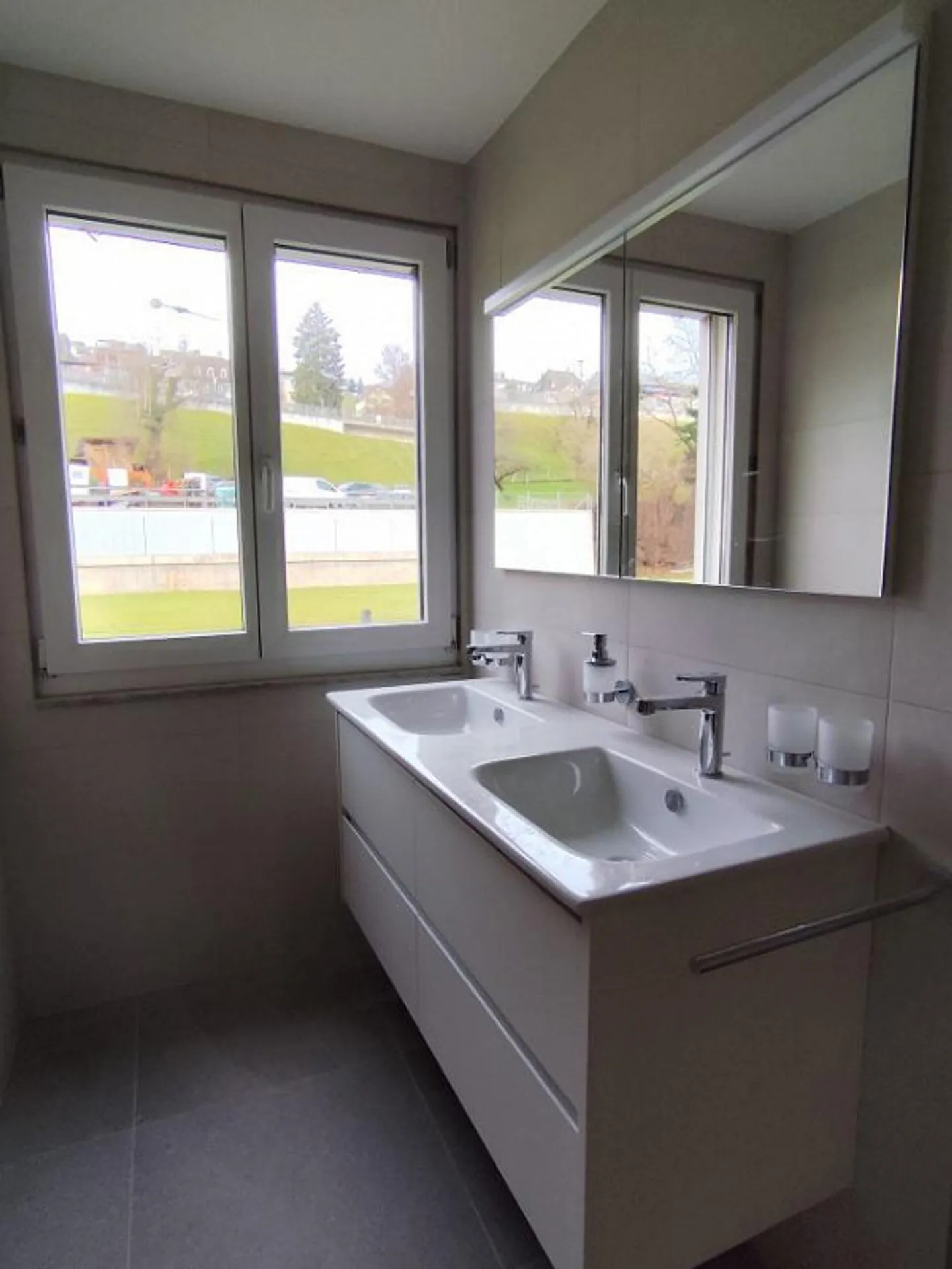 Appartement fraîchement rénové avec grande terrasse - Photo 13 sur 17