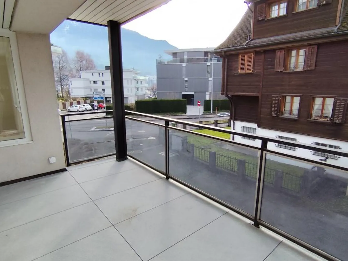 Appartement fraîchement rénové avec grande terrasse - Photo 16 sur 17
