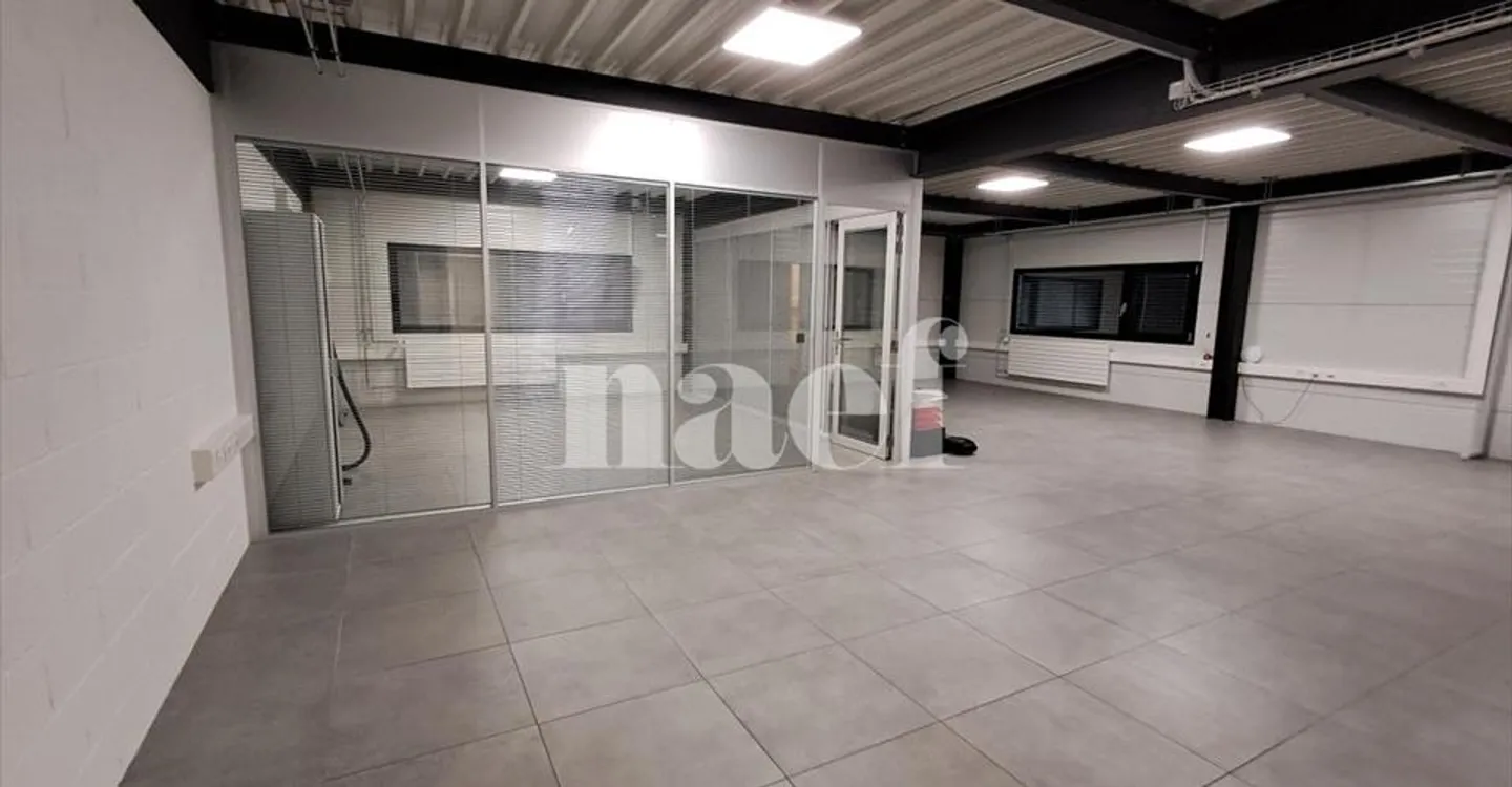 Mixed-use building for rent - Photo 6 of 9