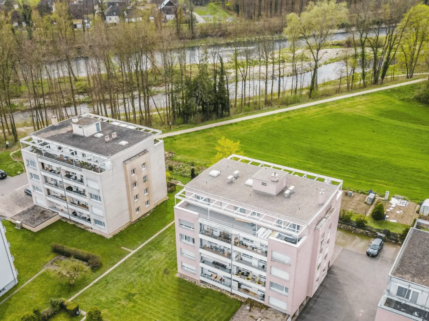 EMPLACEMENT UNIQUE AVEC PISCINE ET ACCÈS À L'AARE - Photo 11 sur 13