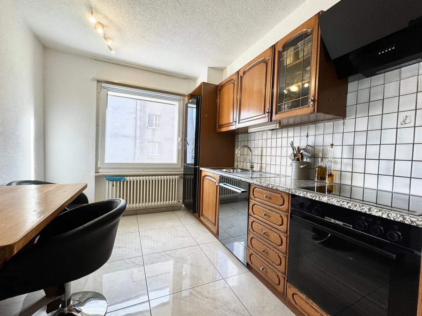 EMPLACEMENT UNIQUE AVEC PISCINE ET ACCÈS À L'AARE - Photo 4 sur 13