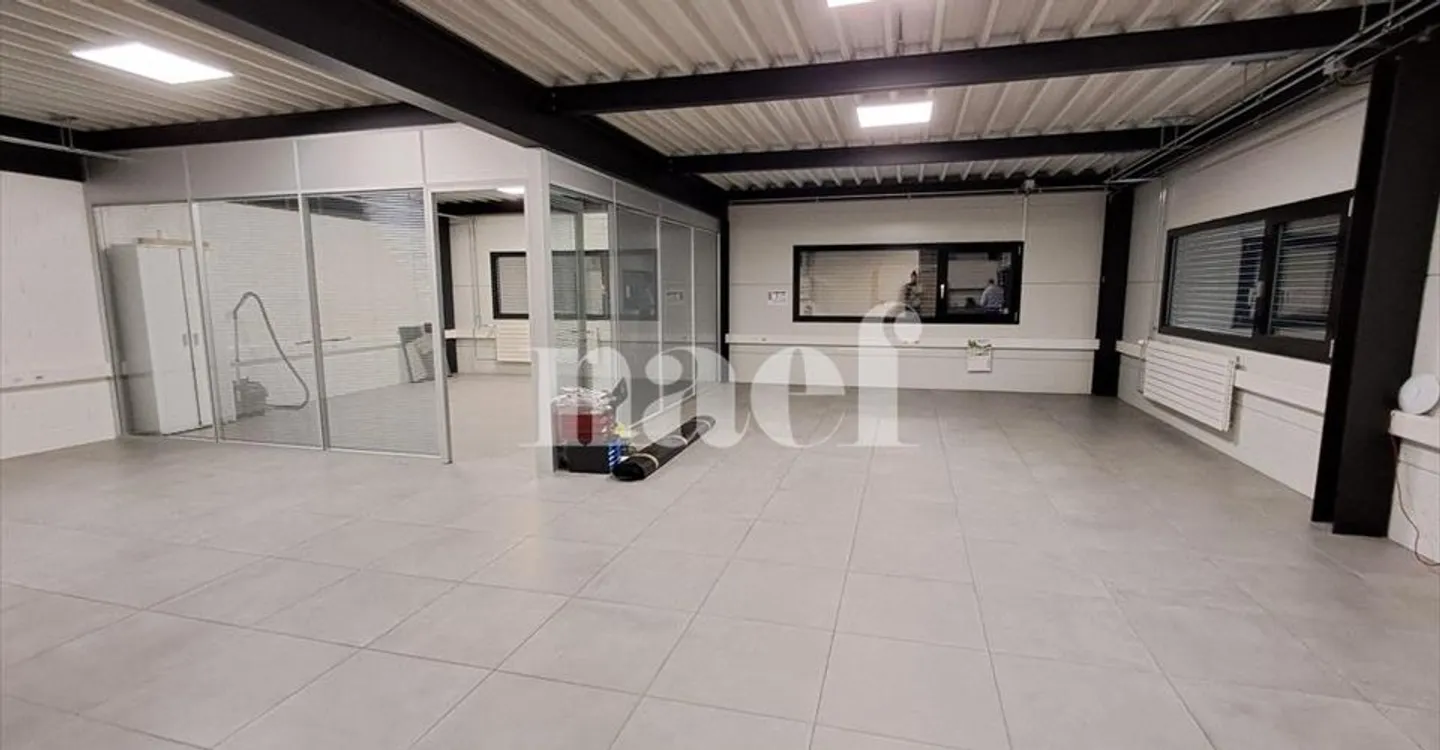 Mixed-use building for rent - Photo 9 of 9