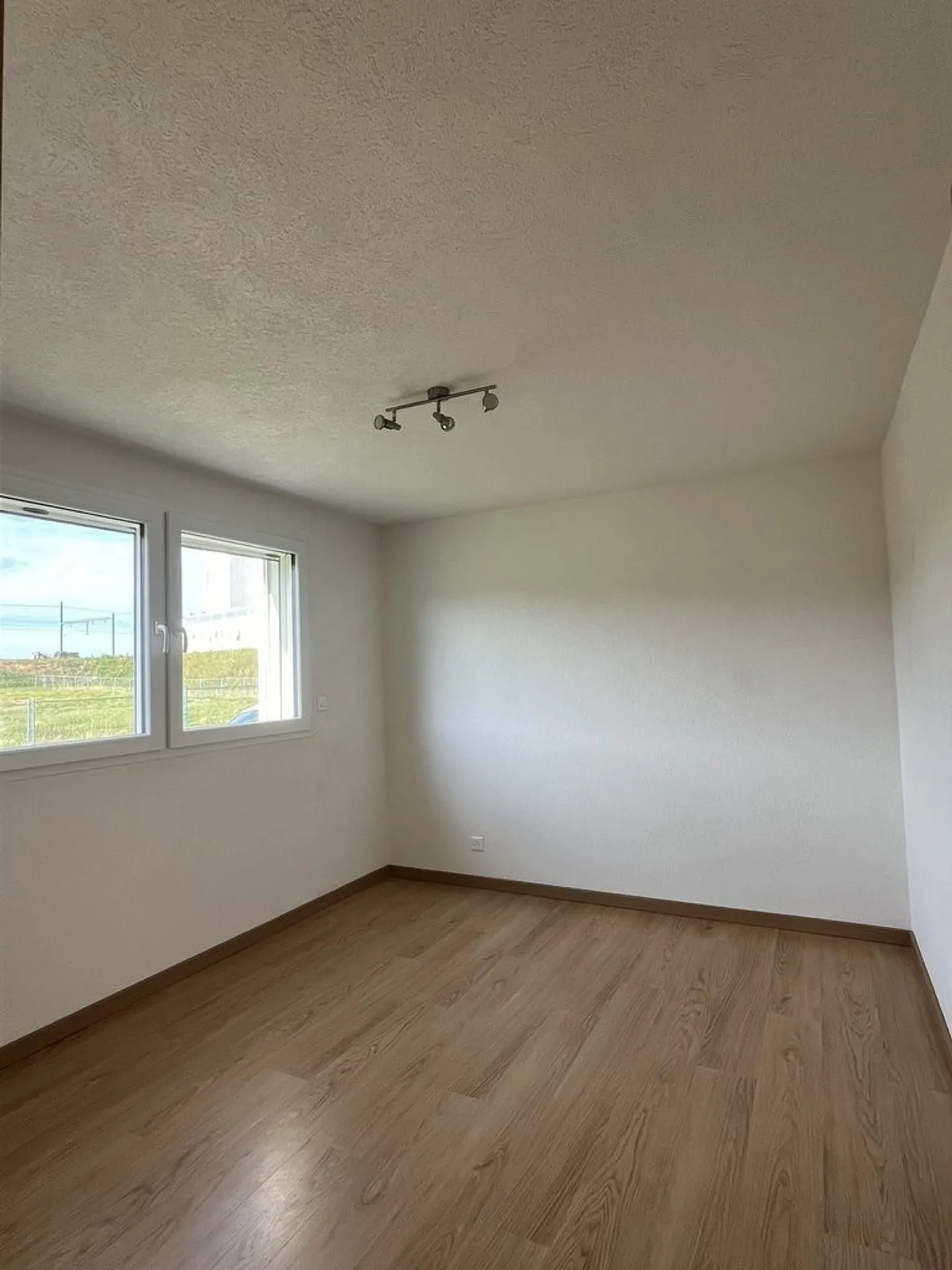 CHENENS (DE) - Commercial Space on the Ground Floor - 190m2 - Photo 5 of 6