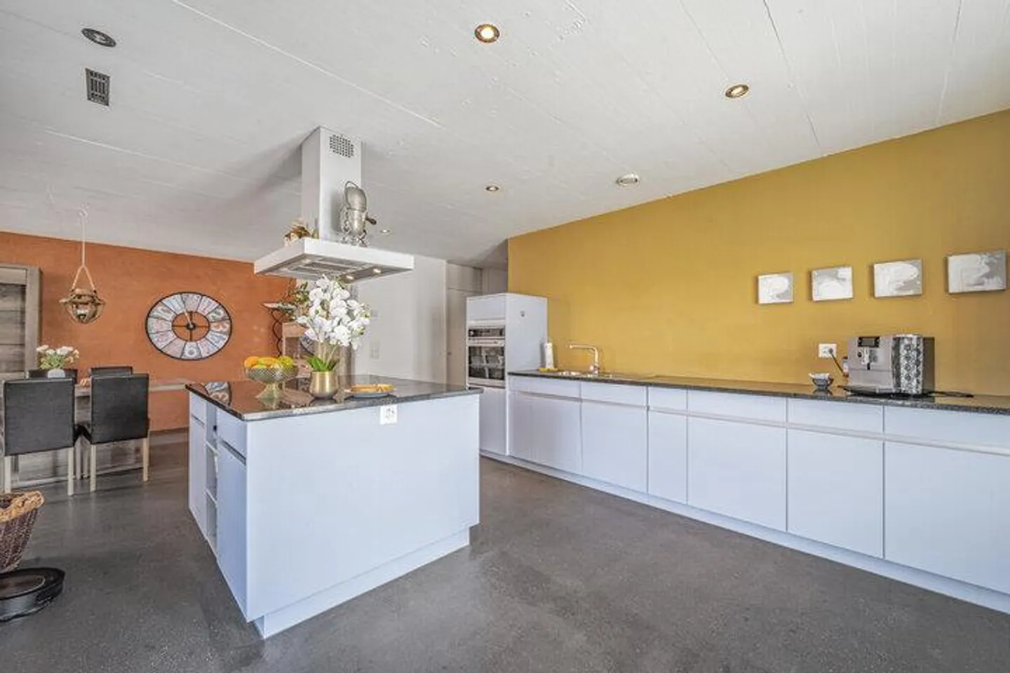 UNIQUE 3.5-ROOM APARTMENT WITH HISTORICAL CHARM - Photo 4 of 8