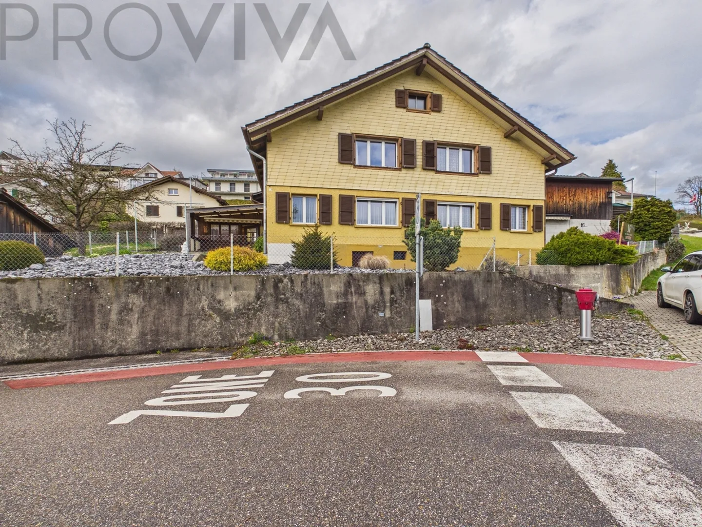 Charmante maison bi-familiale avec beaucoup de potentiel dans un emplacement calme et verdoyant - Photo 1 sur 11