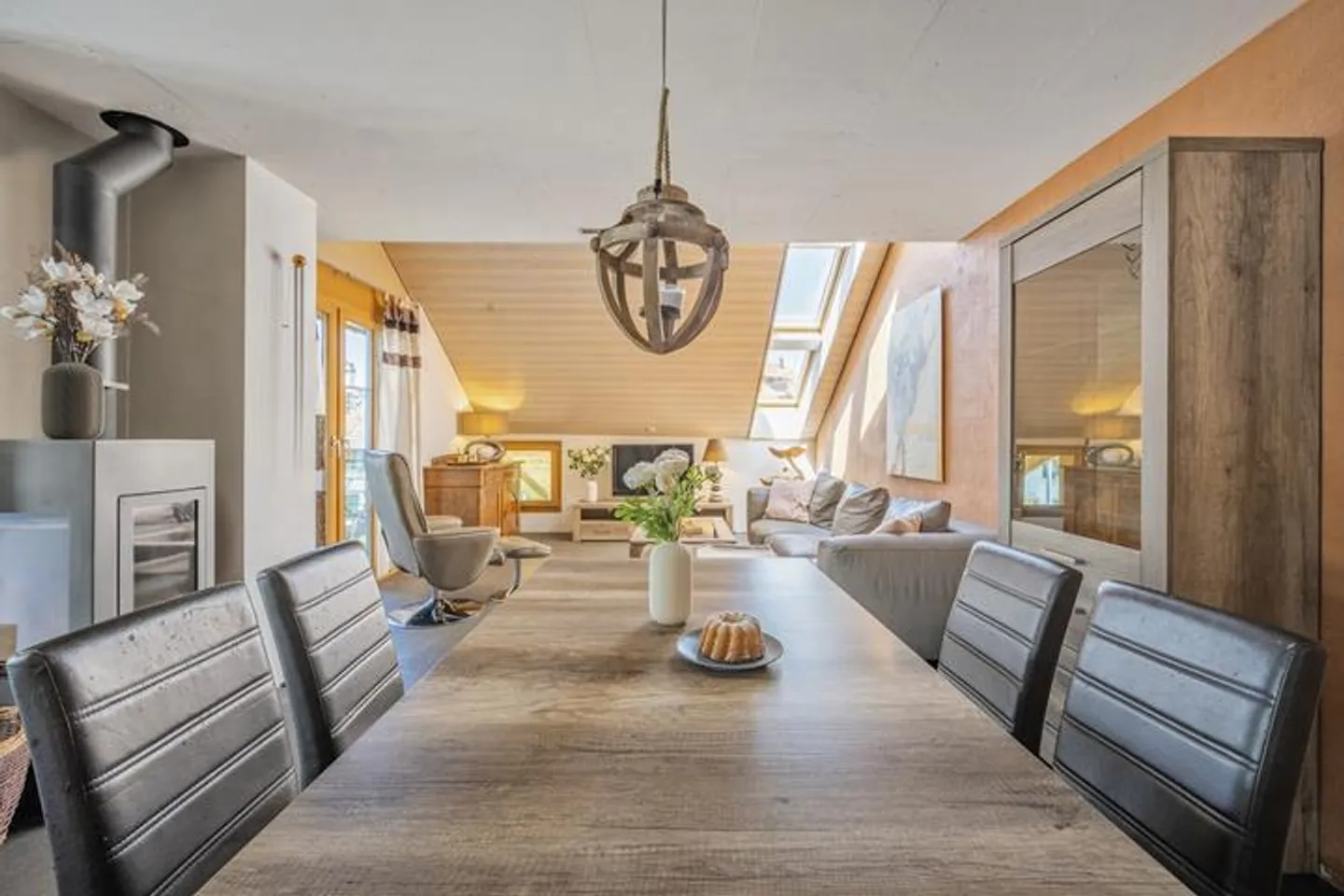 UNIQUE 3.5-ROOM APARTMENT WITH HISTORICAL CHARM - Photo 2 of 8