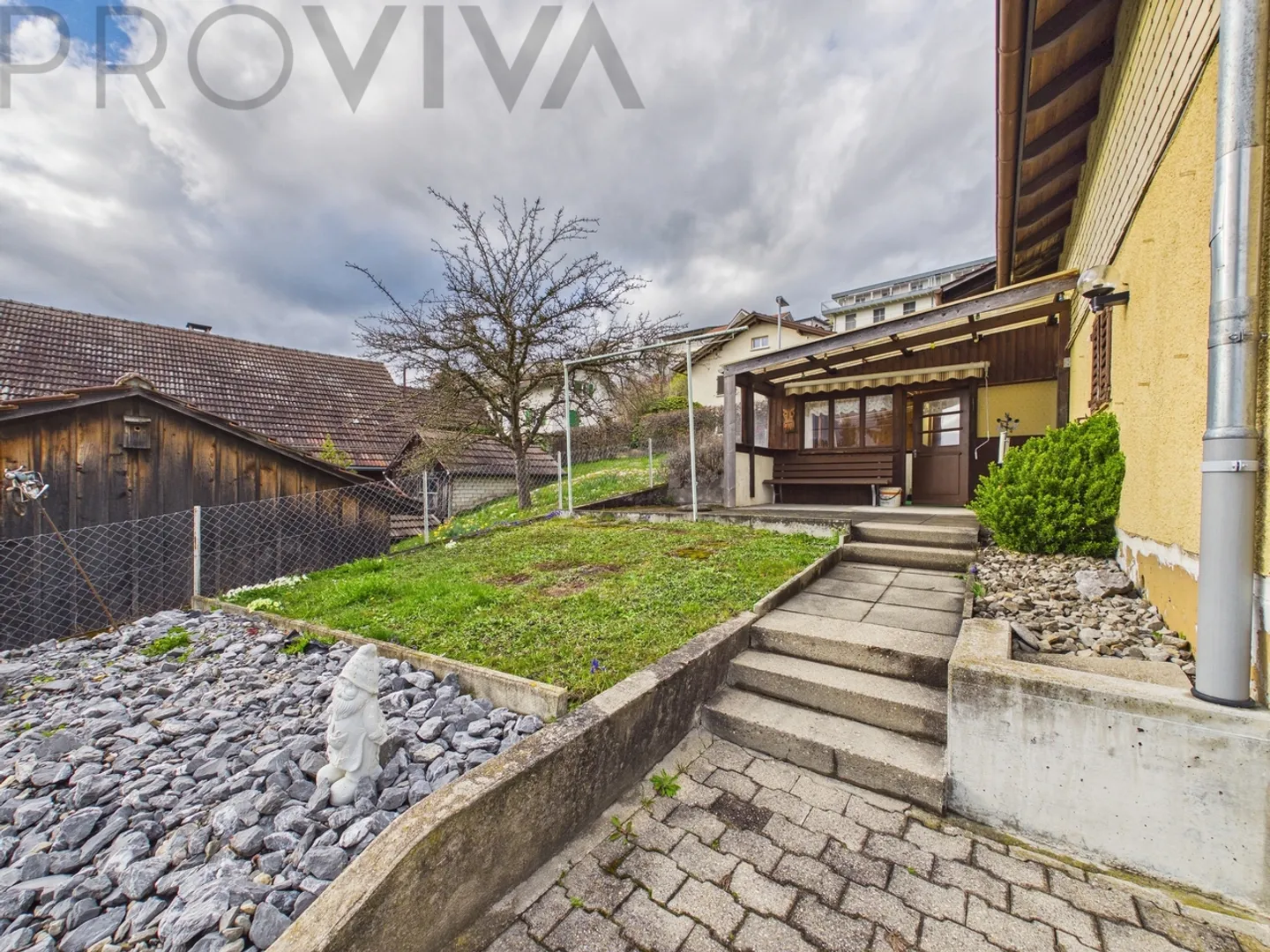 Charmante maison bi-familiale avec beaucoup de potentiel dans un emplacement calme et verdoyant - Photo 2 sur 11