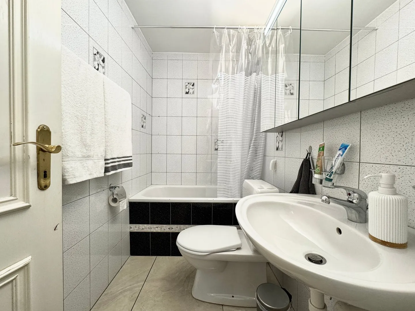 EMPLACEMENT UNIQUE AVEC PISCINE ET ACCÈS À L'AARE - Photo 7 sur 13