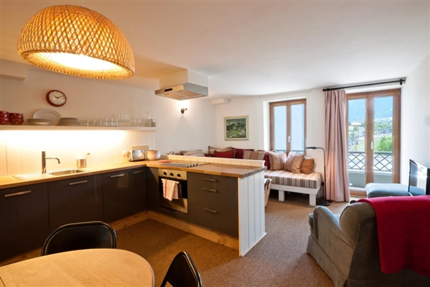 Beautiful building with 4 apartments + restaurant - Photo 7 of 20